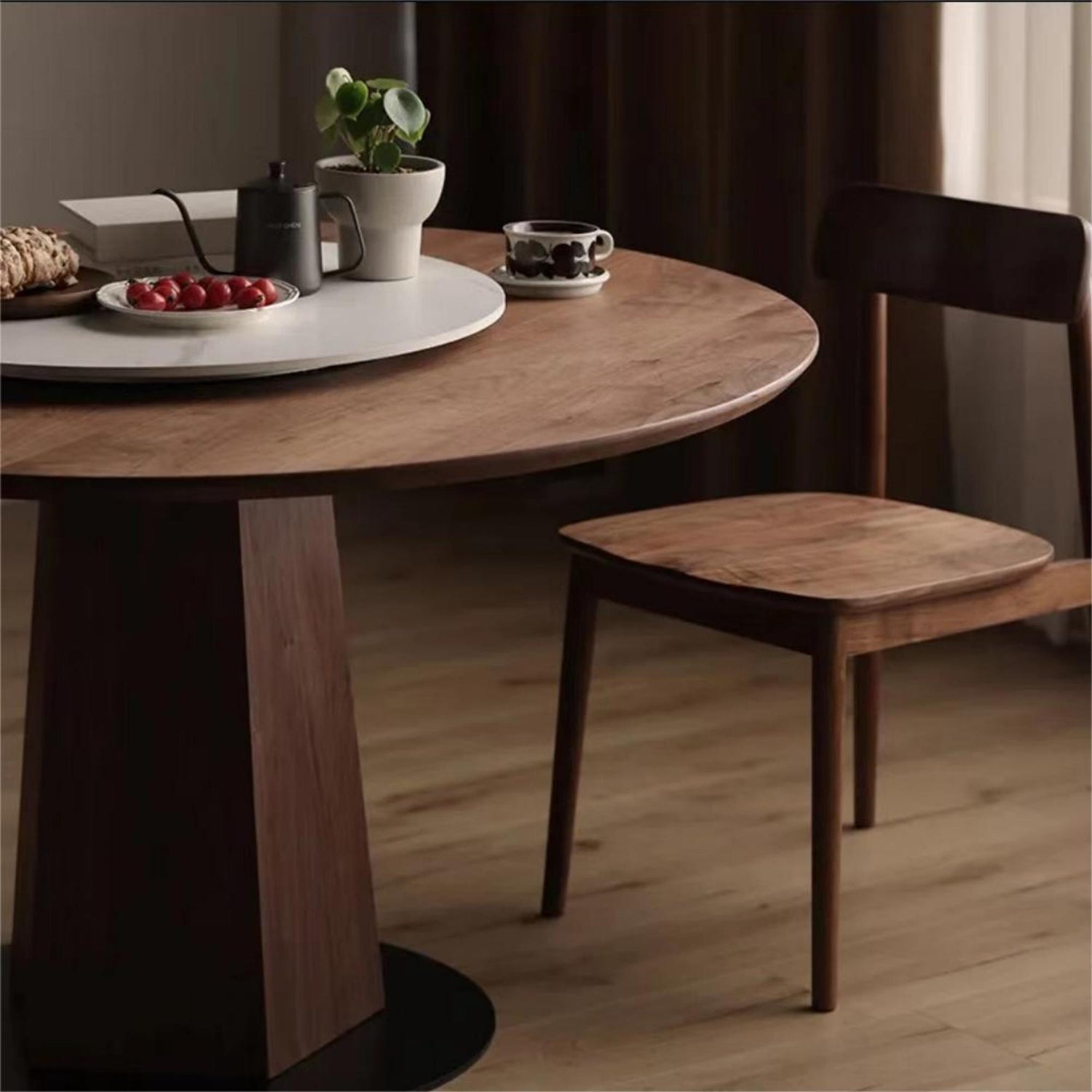 Solid wood dining table made of North American walnut.（Can be customized）